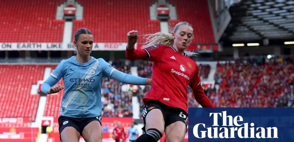 Jugadoras de Manchester City y Manchester United compiten por el balón