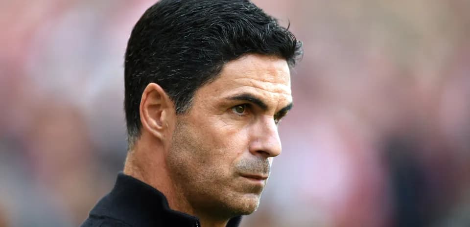 Entrenador observando el partido desde la banda