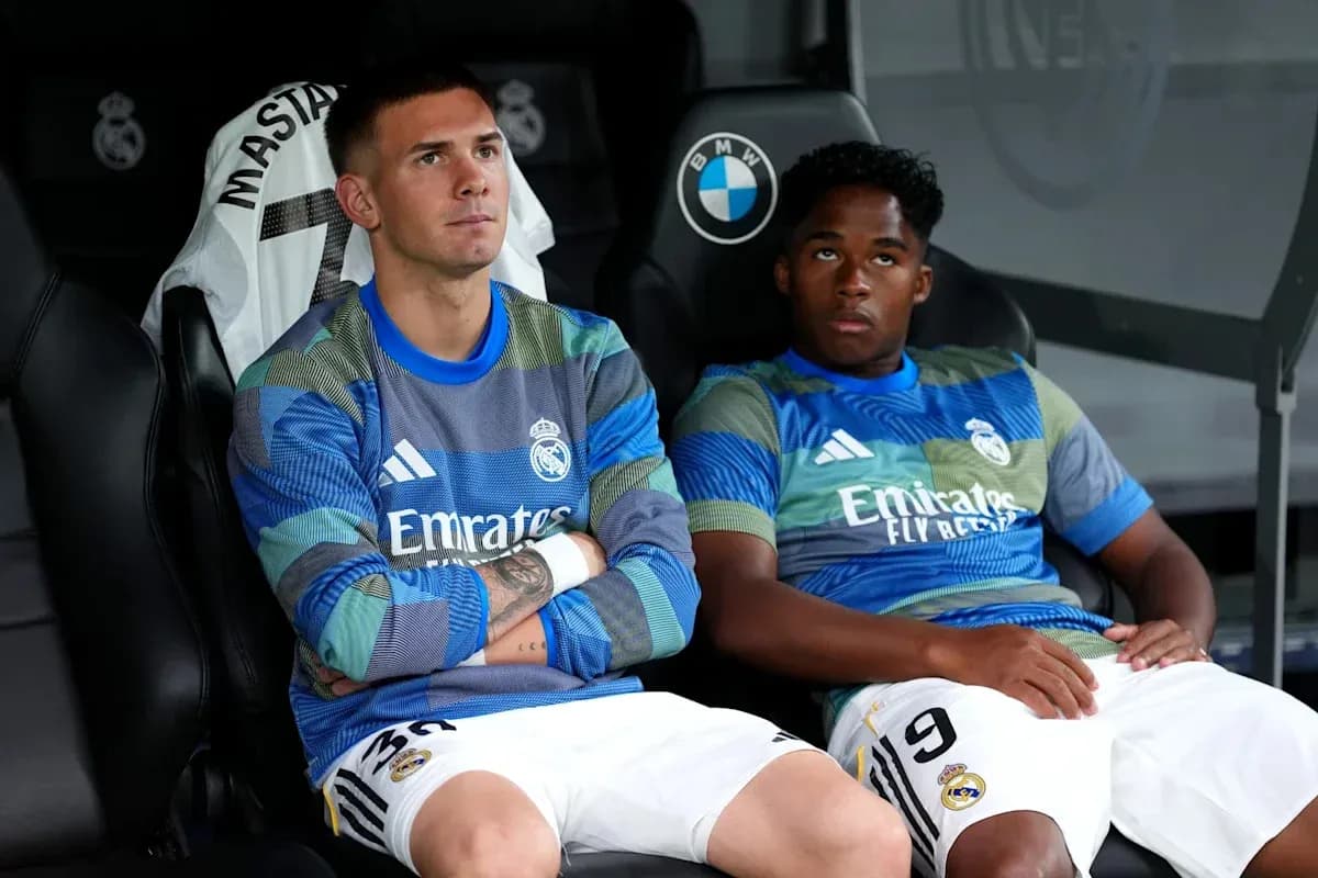 Jugadores de Real Madrid en el banquillo durante partido