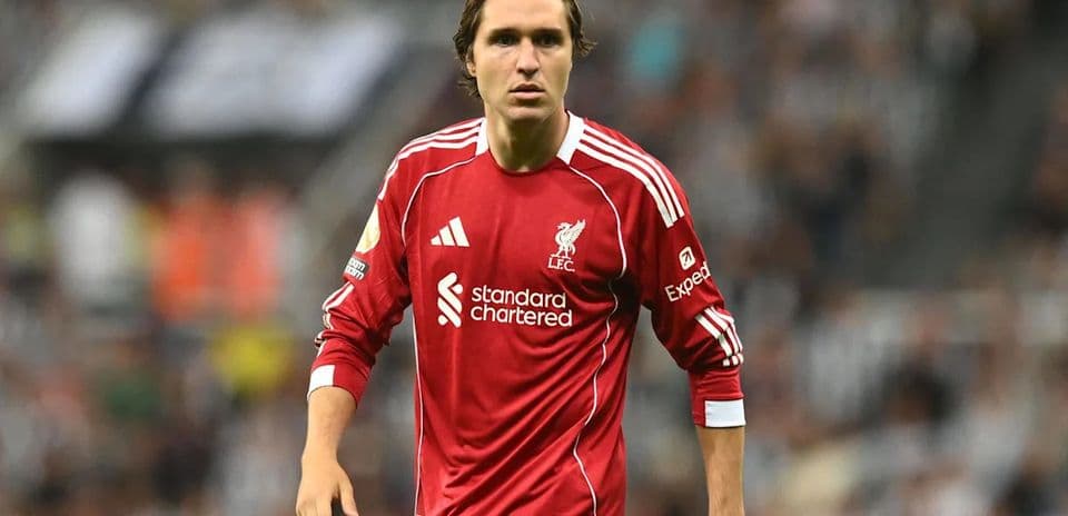 Jugador de Liverpool en uniforme rojo en el campo