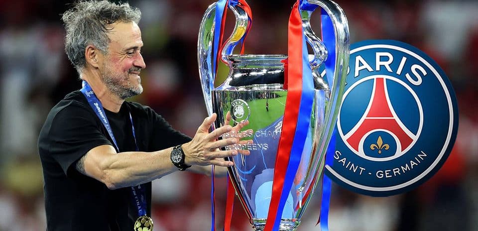 Entrenador celebrando con trofeo de Champions League