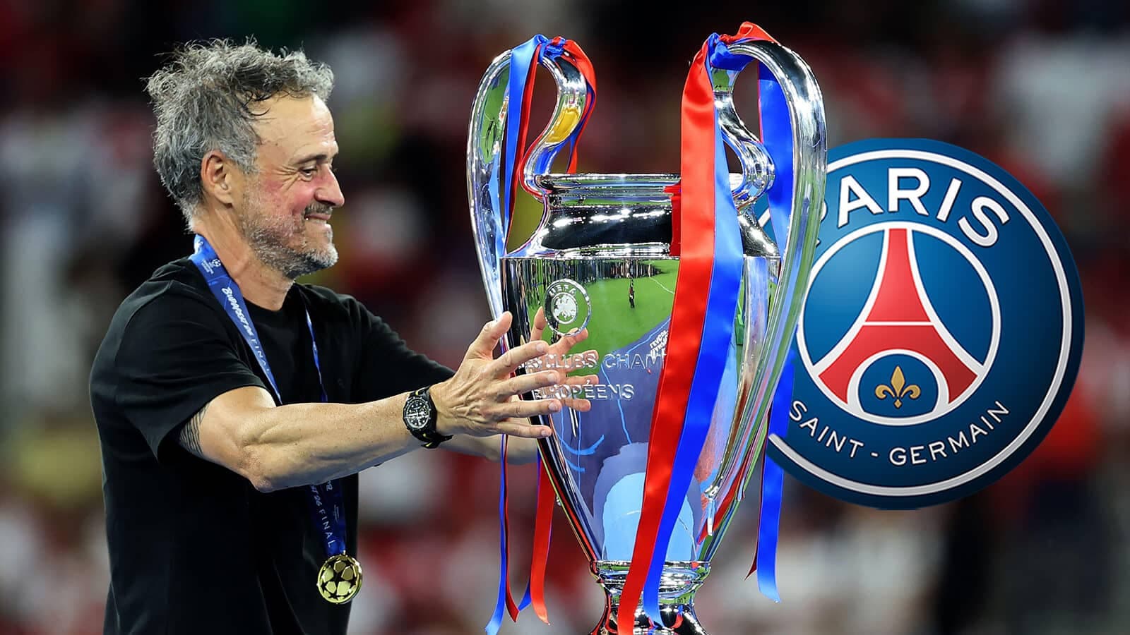 Entrenador celebrando con trofeo de Champions League