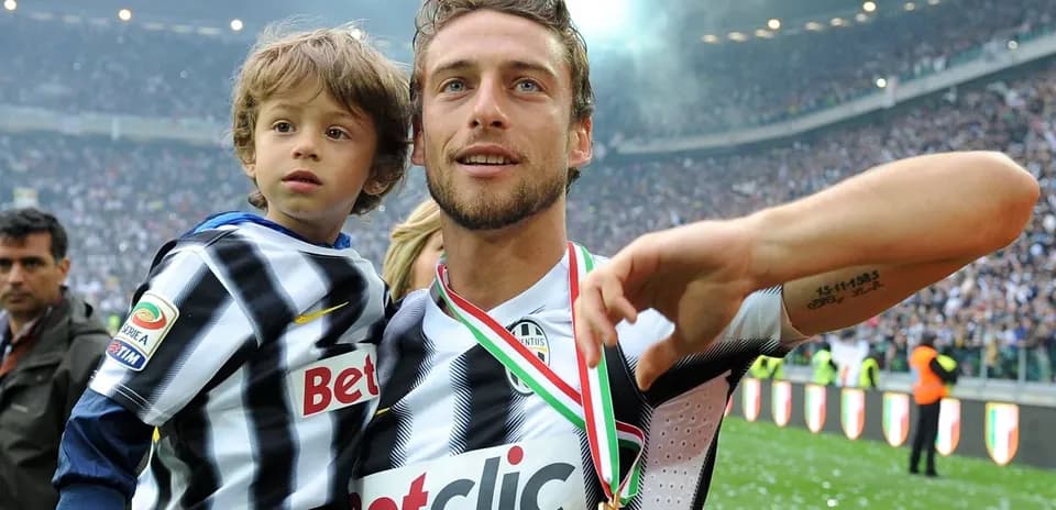 Jugador levantando a un niño tras un partido