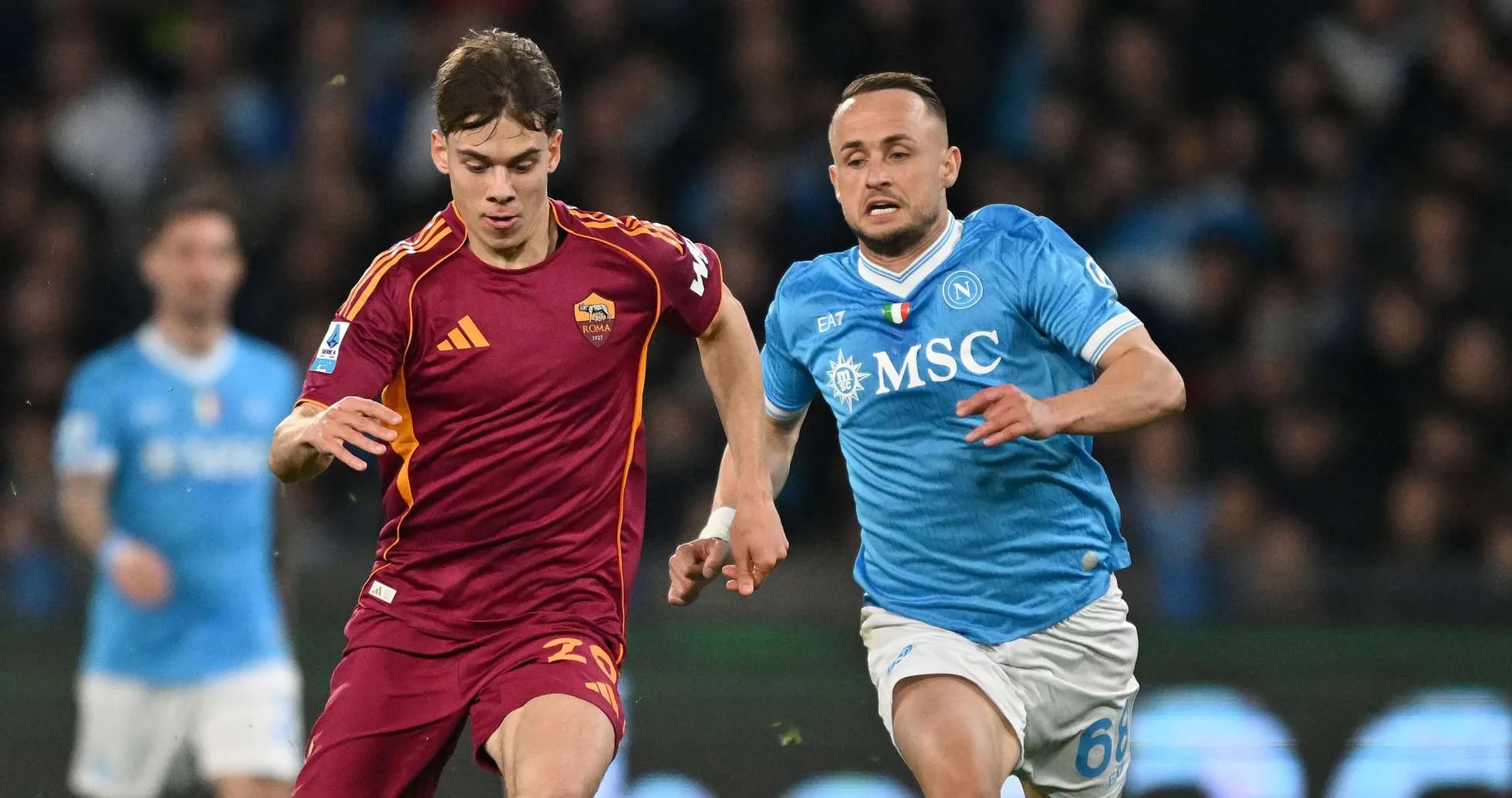 Jugador de Napoli persiguiendo a rival de AS Roma
