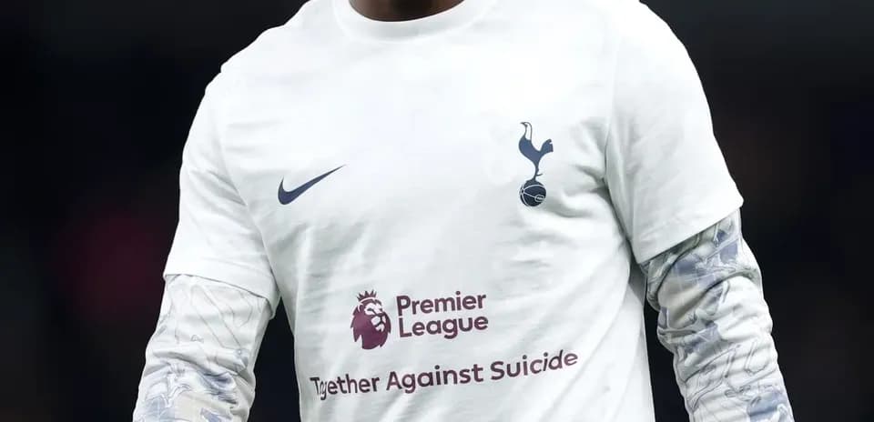 Jugador de Tottenham con camiseta de calentamiento