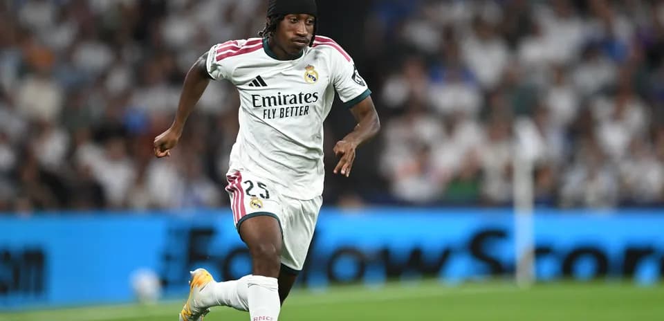 Jugador de Real Madrid corriendo durante un partido