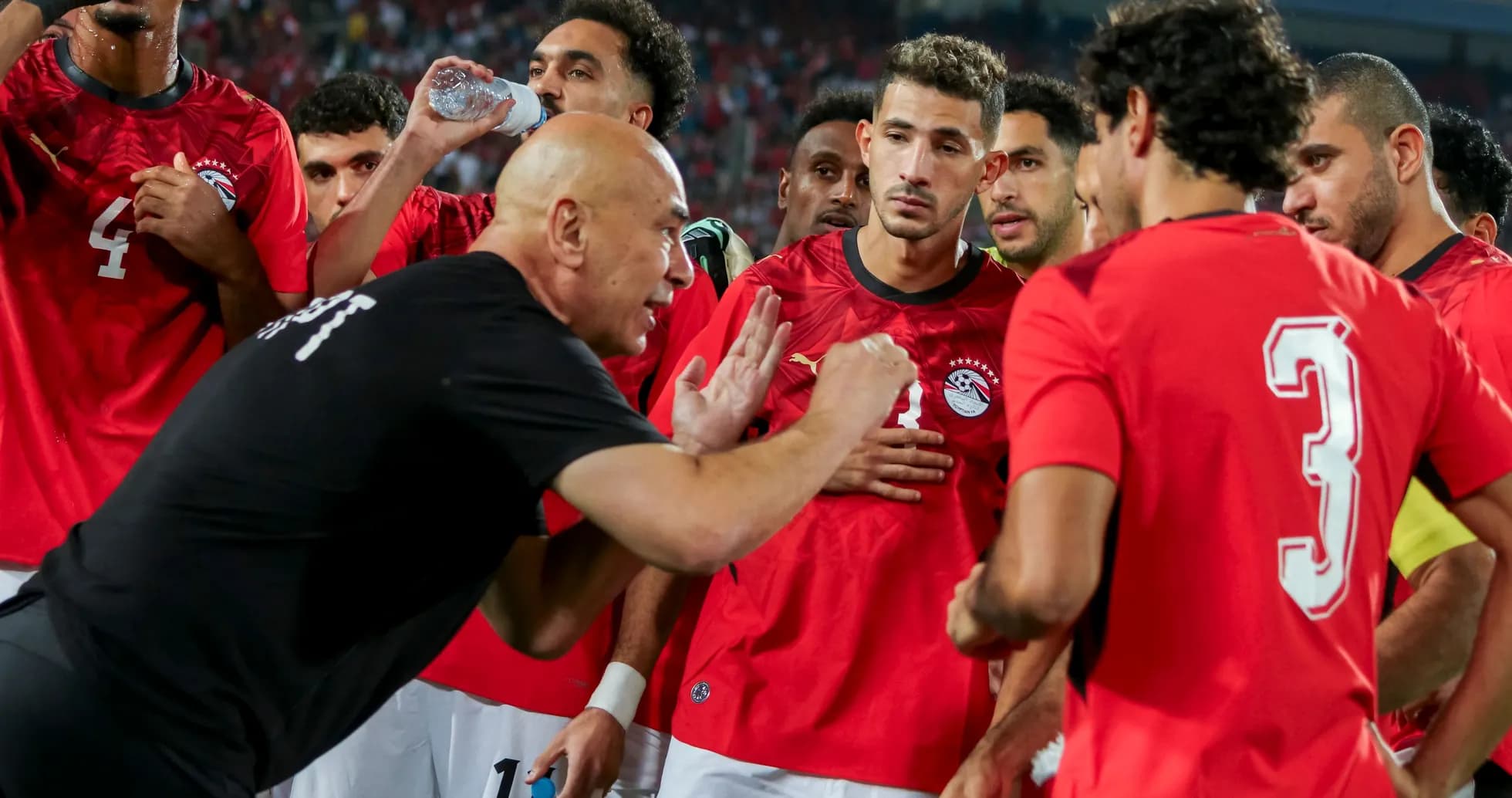 Entrenador hablando con jugadores de Egipto durante tiempo muerto