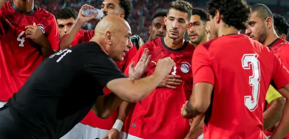 Entrenador hablando con jugadores de Egipto durante tiempo muerto