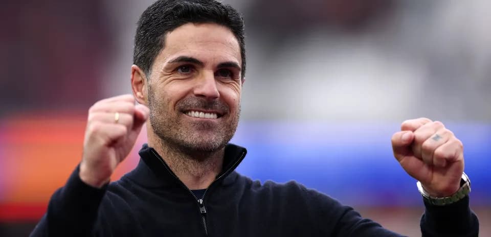 Entrenador celebrando con puños en alto