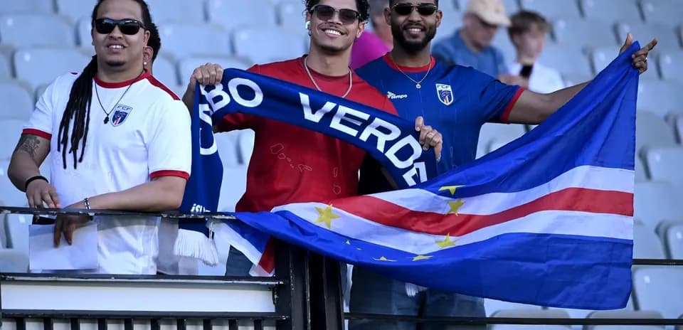 Aficionados con bandera de Cabo Verde en el estadio