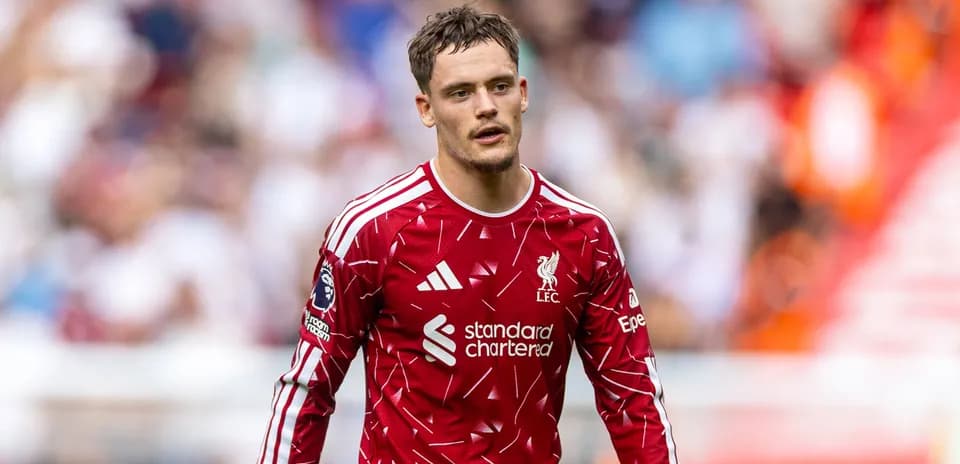 Jugador de Liverpool caminando en el campo de juego