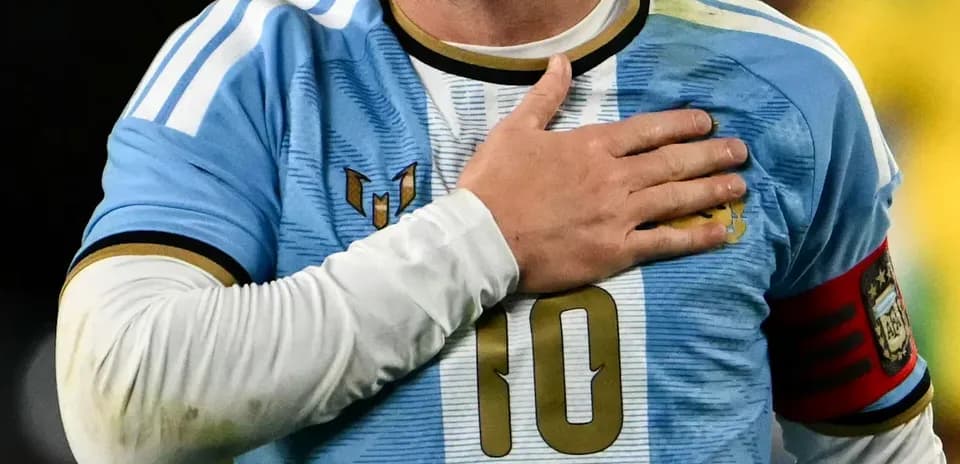 Jugador argentino con la mano en el corazón