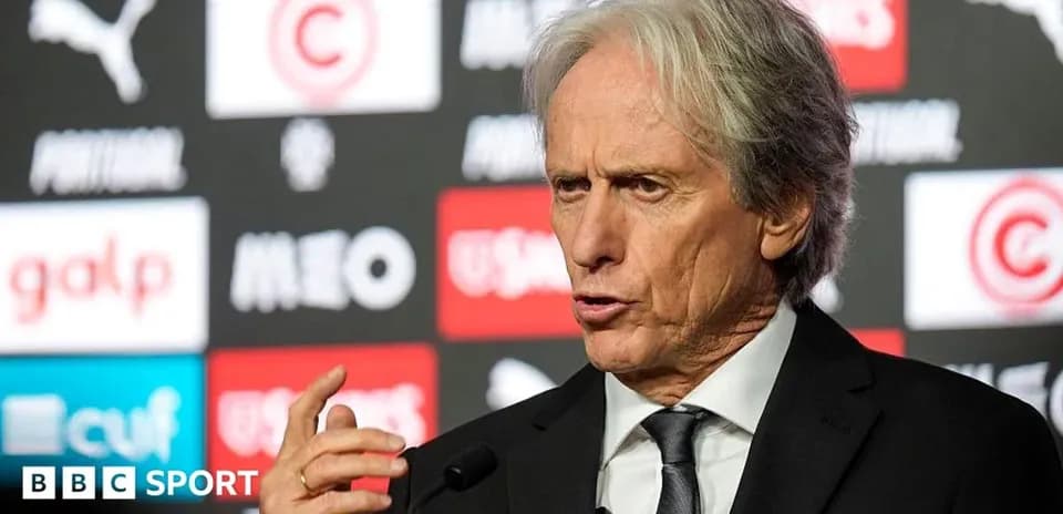 Entrenador hablando en conferencia de prensa