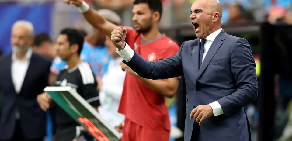 Entrenador dando instrucciones durante un partido