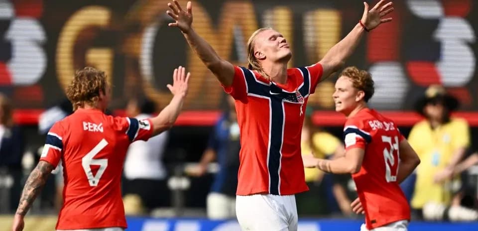 Jugadores de Noruega celebrando un gol en partido