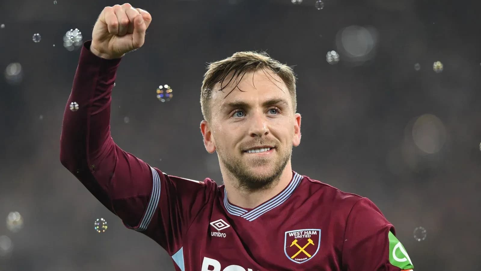 Jugador de West Ham celebrando con el puño en alto