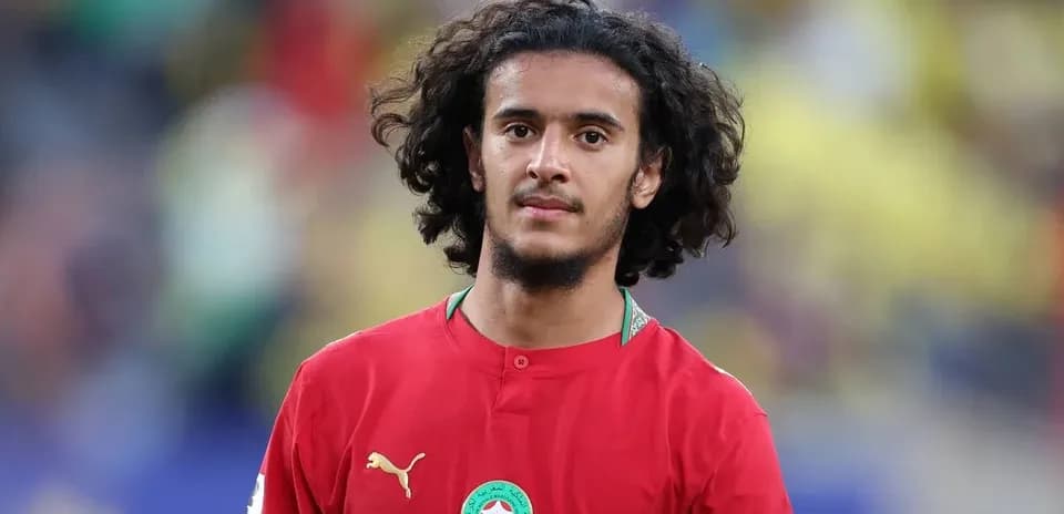 Jugador de Marruecos en uniforme rojo durante partido