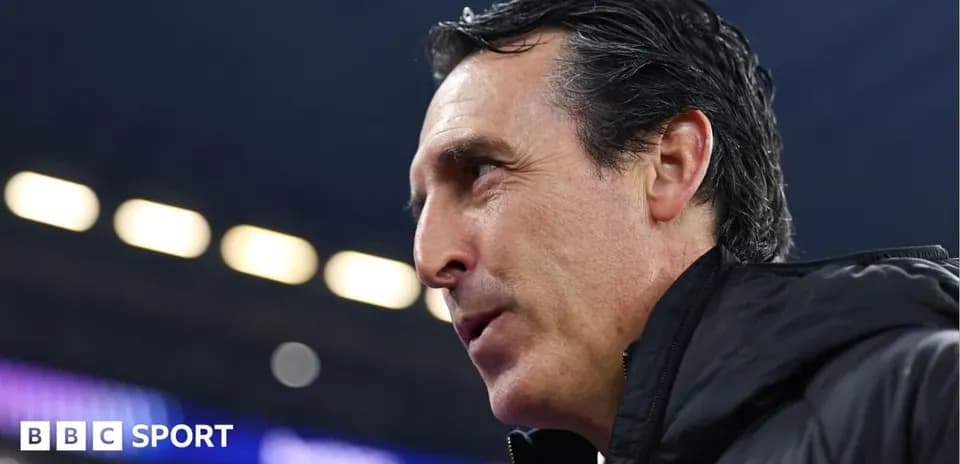 Entrenador hablando durante el partido en estadio