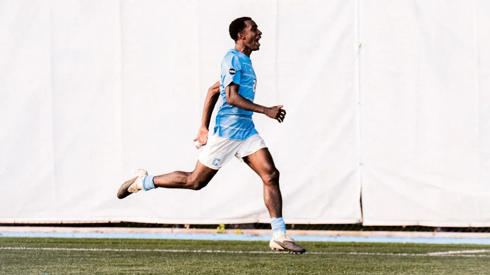 Jugador corriendo en el campo de fútbol