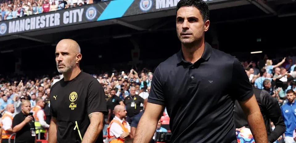 Entrenadores caminando hacia el campo en estadio