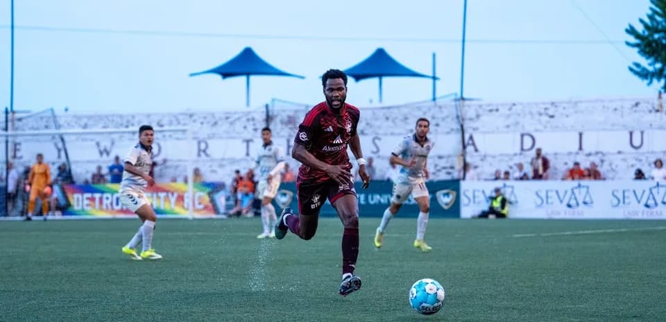Jugador de Detroit City corriendo hacia el balón