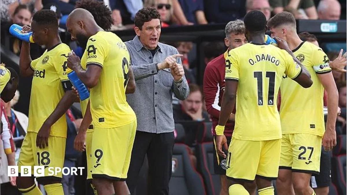 Entrenador dando instrucciones a jugadores en banquillo