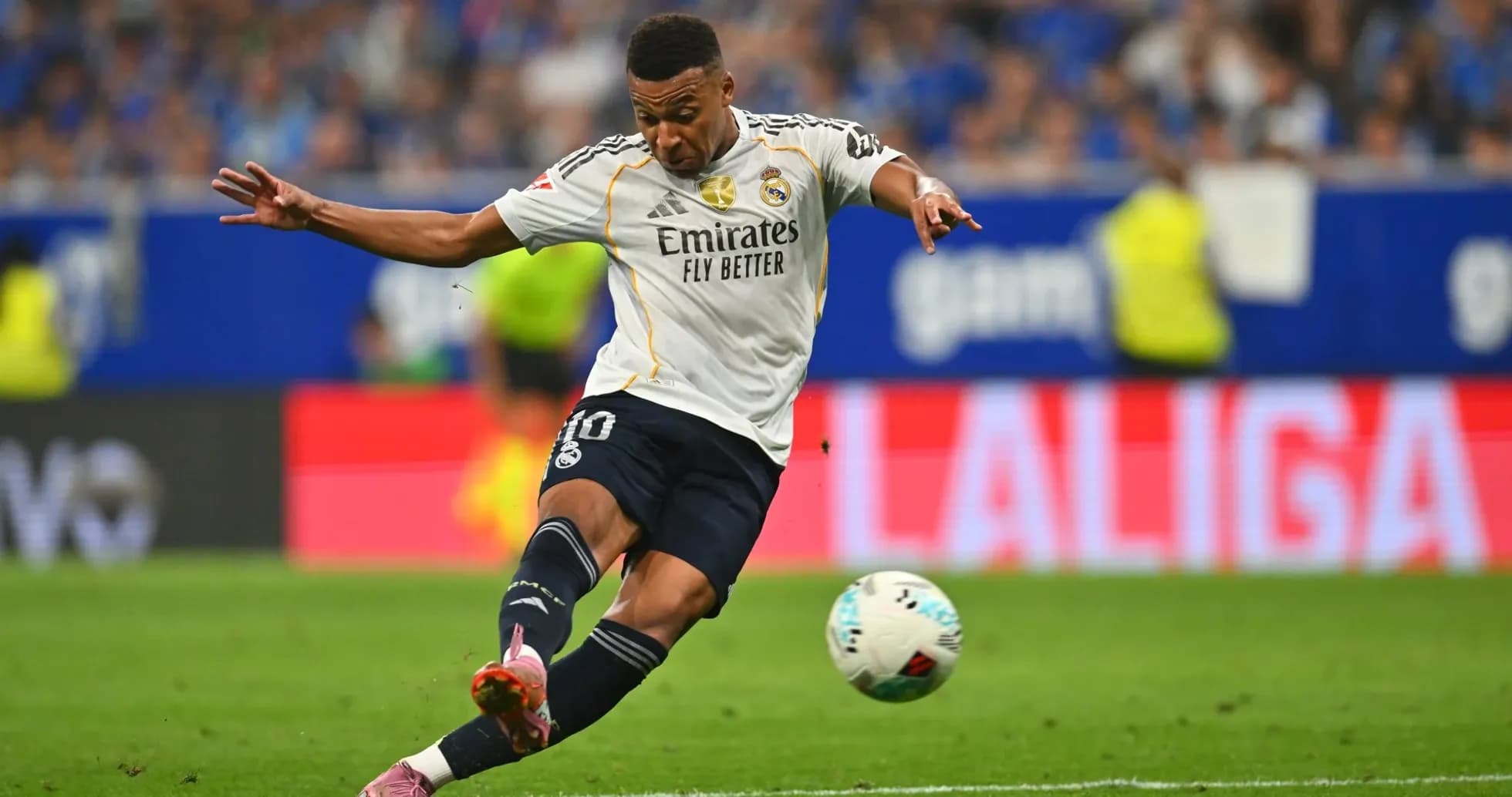 Jugador de Real Madrid en acción durante el partido