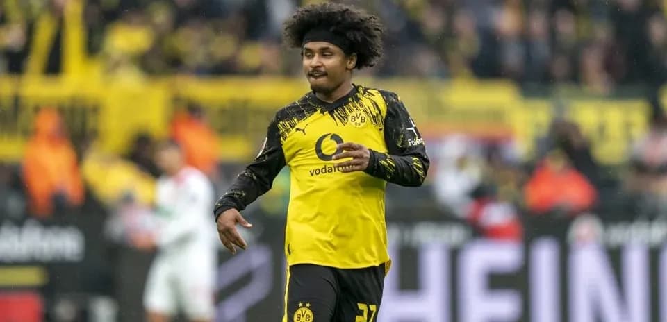 Jugador de Borussia Dortmund en acción durante el partido