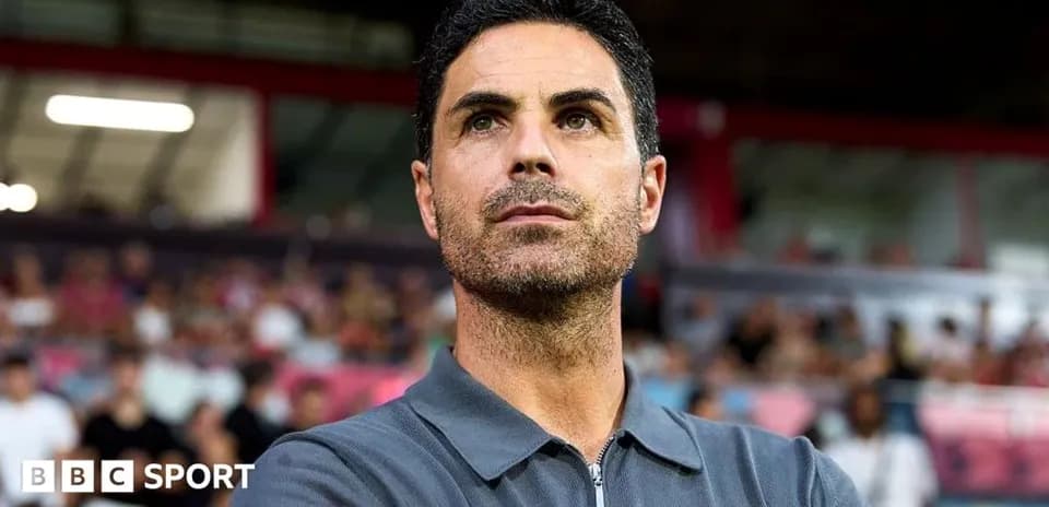 Entrenador observando el partido desde la línea