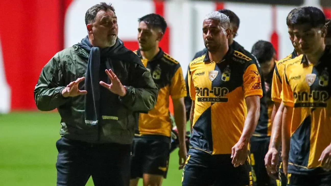Entrenador hablando con jugadores de Coquimbo Unido