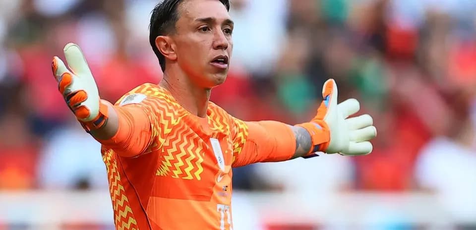 Portero dirigiendo a su equipo durante el partido