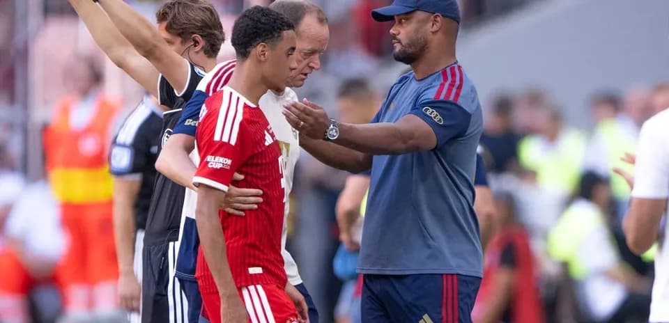 Jugador siendo atendido por el personal técnico durante el partido