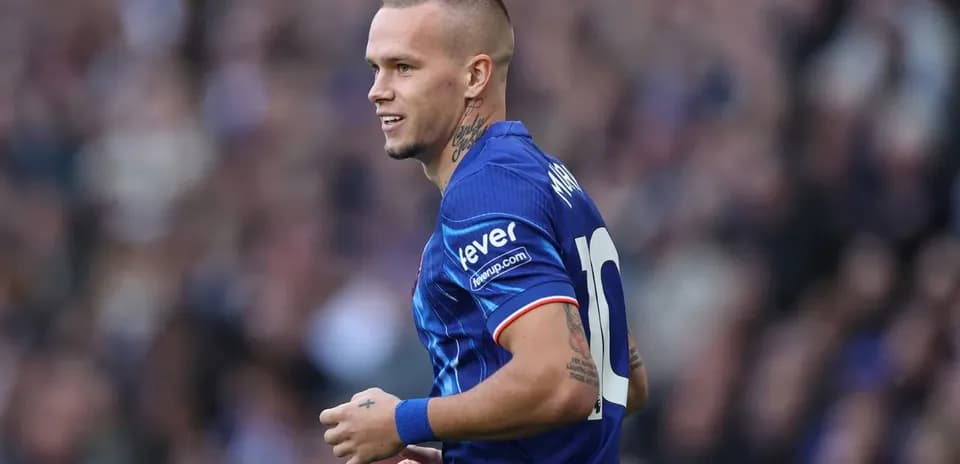 Jugador sonriendo durante partido de fútbol