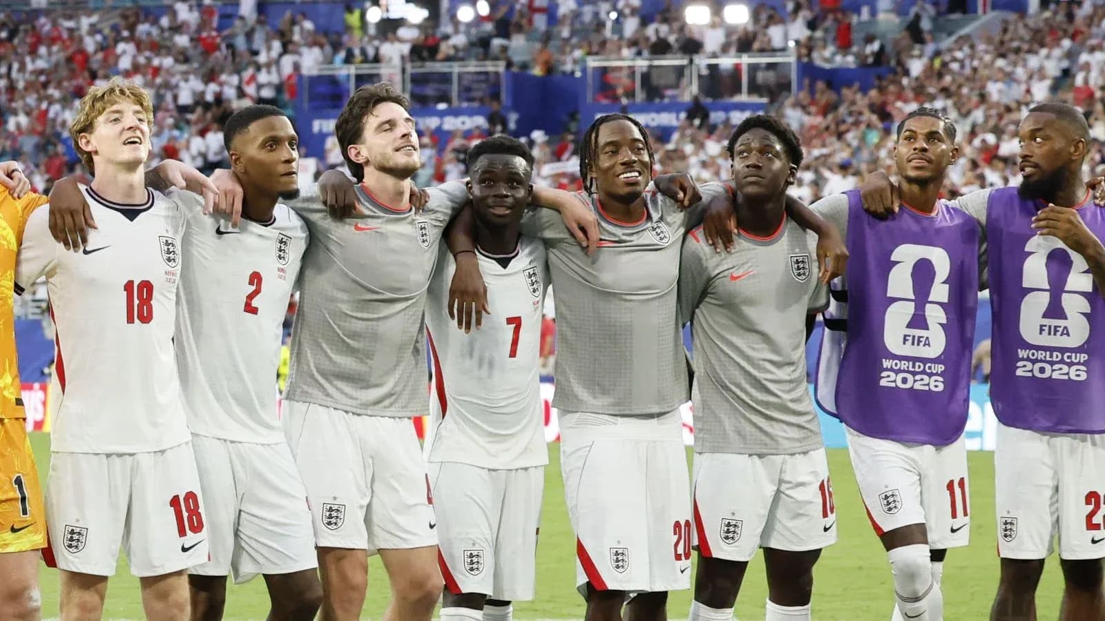 Jugadores de Inglaterra celebrando tras el partido