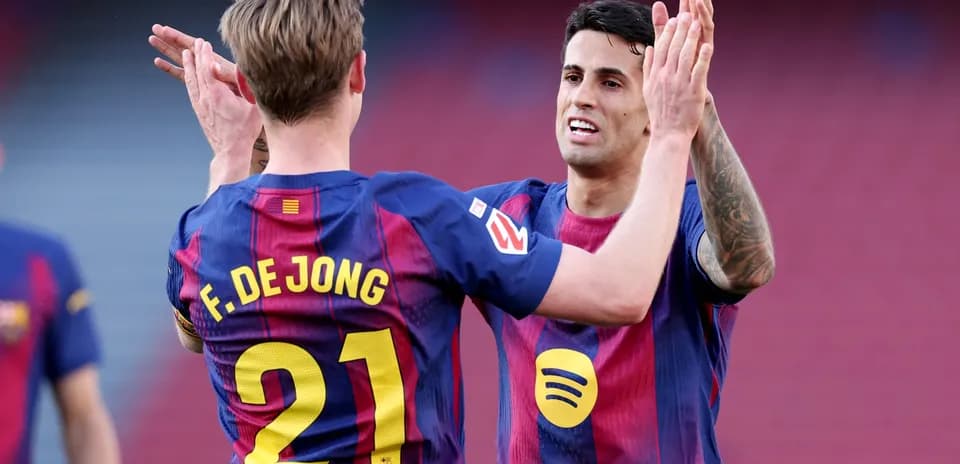 F. De Jong y compañero celebrando en el campo