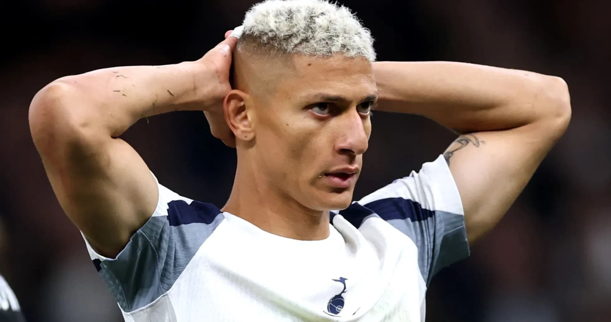 Jugador con camiseta de Tottenham sosteniendo la cabeza
