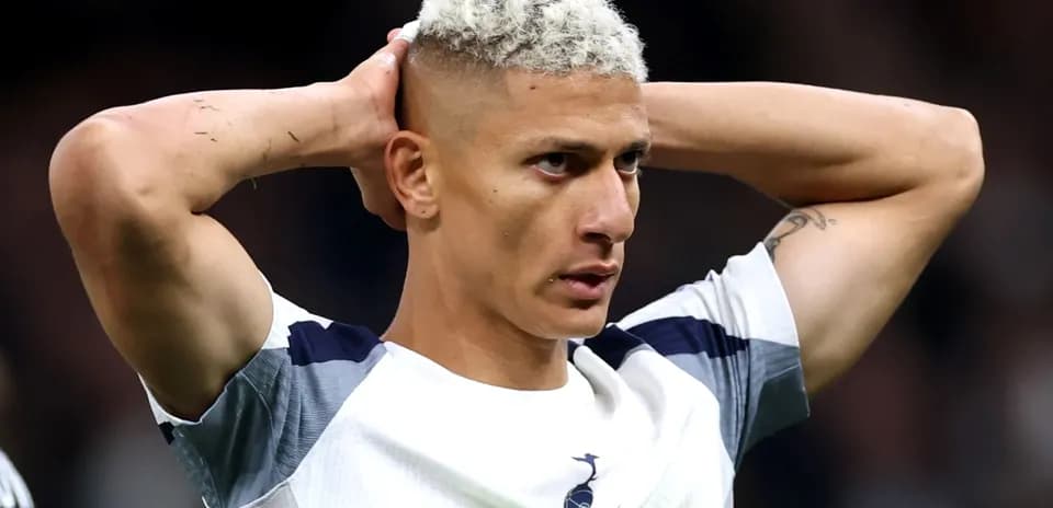 Jugador con camiseta de Tottenham sosteniendo la cabeza