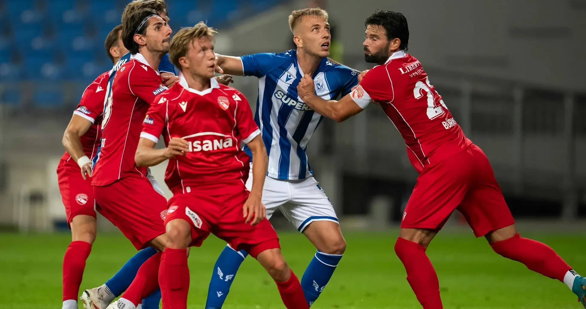 Jugadores en acción durante el partido de fútbol