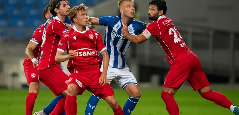Jugadores en acción durante el partido de fútbol