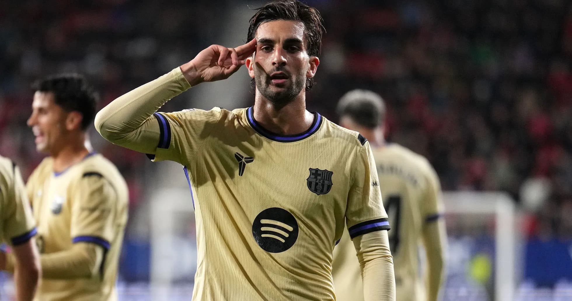 Jugador de Barcelona celebrando con saludo militar