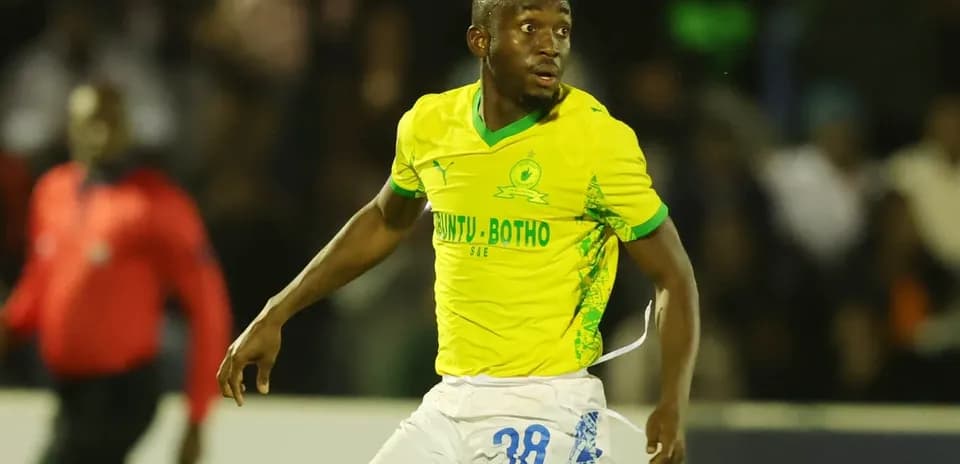Jugador de fútbol en uniforme amarillo en acción