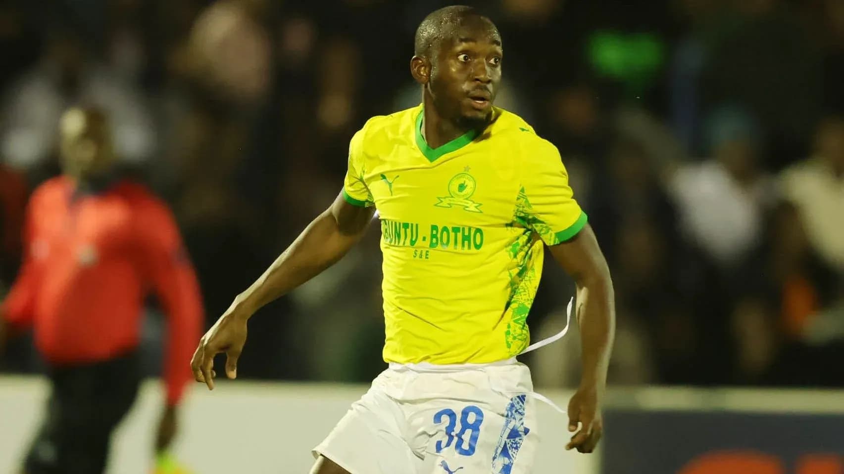 Jugador de fútbol en uniforme amarillo en acción