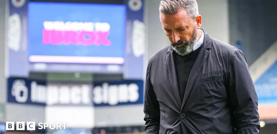 Entrenador caminando con la cabeza baja en Ibrox