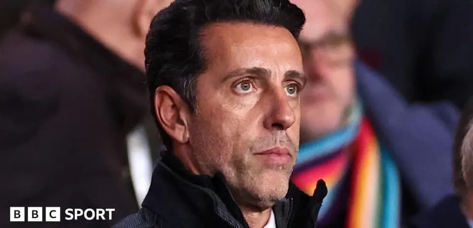 Hombre observando un evento deportivo en las gradas
