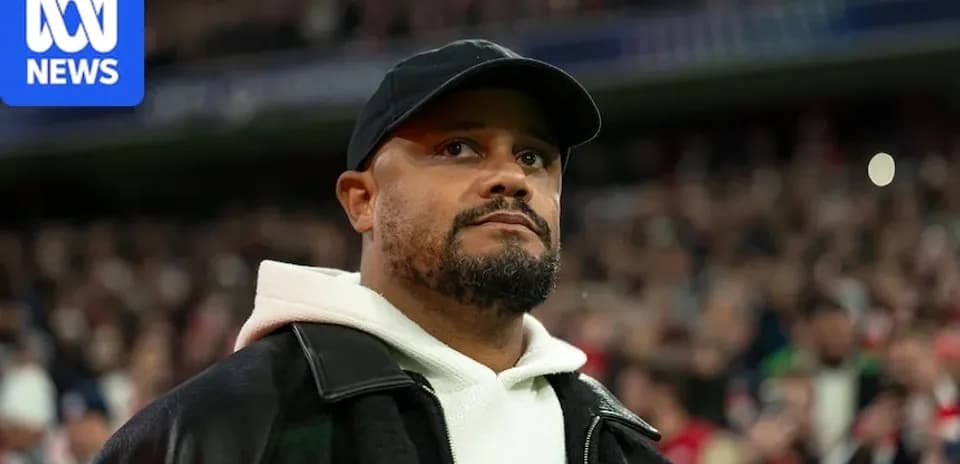 Hombre observando un partido de fútbol en el estadio