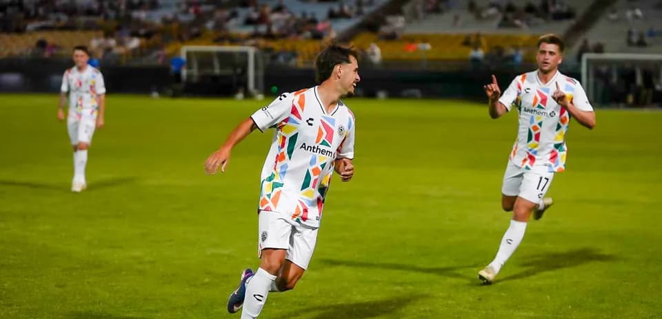 Jugadores de Las Vegas Lights celebrando un gol