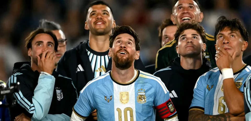 Jugadores de Argentina mirando hacia arriba en el campo