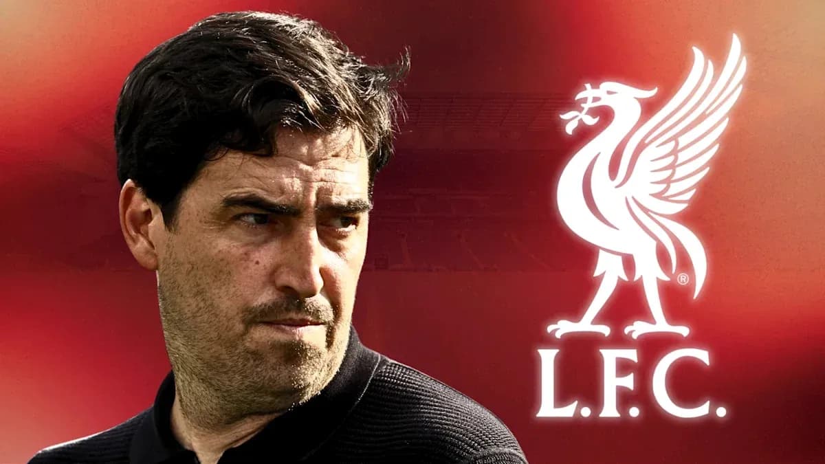 Entrenador con logo de Liverpool de fondo