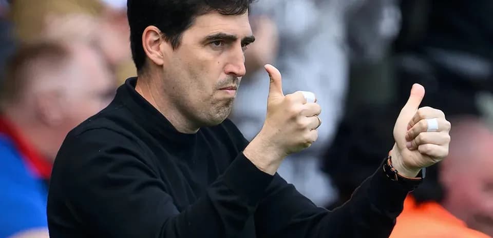 Entrenador haciendo gestos de aprobación en el banquillo