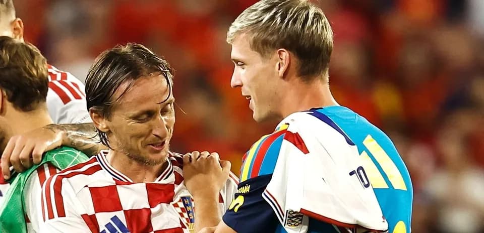 Jugadores de Croacia y España intercambiando palabras